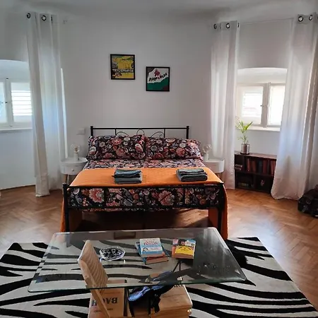 Volta 8 Apartment *